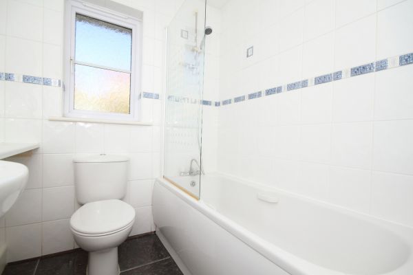 Cost of Shower Window Replacement in Yuba City